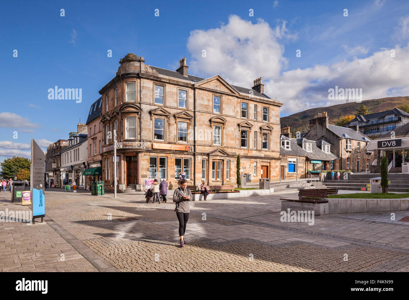Cameron Square, nel centro di Fort William, regione delle Highlands della Scozia su un soleggiato autunno domenica pomeriggio. Foto Stock