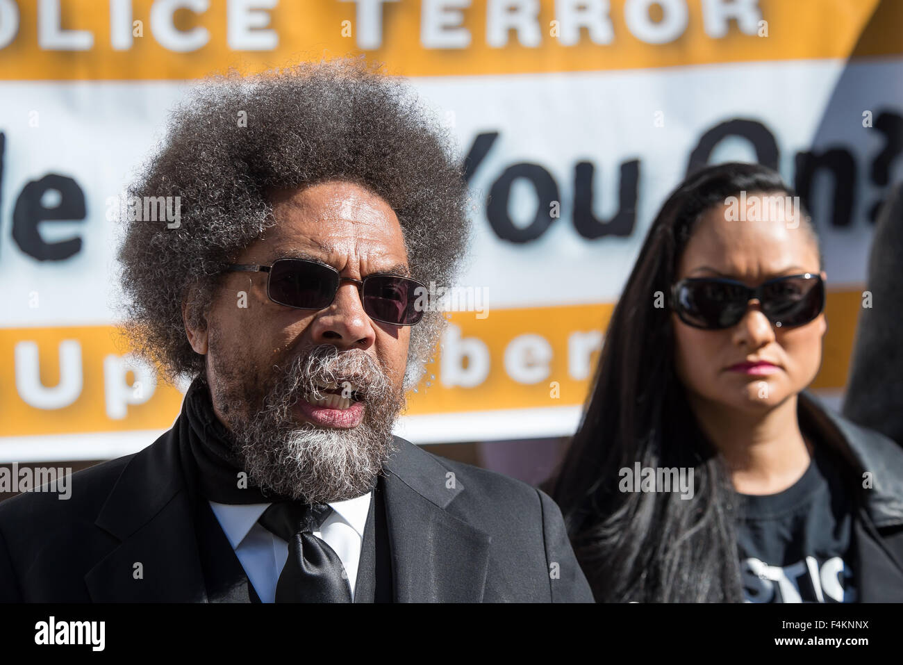 New York, Stati Uniti. Xix oct, 2015. Il dott. Cornel West parla alla stampa presso il Municipio press briefing sulle prossime manifestazioni. Il dott. Cornel West, Carl Dix e gli altri principali organizzatori dietro una serie di massa delle manifestazioni pubbliche contro la brutalità della polizia impostato a verificarsi su 22 Ottobre attraverso la XXIV ha convocato una conferenza stampa sulle fasi di New York City Hall per evidenziare gli eventi chiave. Credito: Albin Lohr-Jones/Pacific Press/Alamy Live News Foto Stock