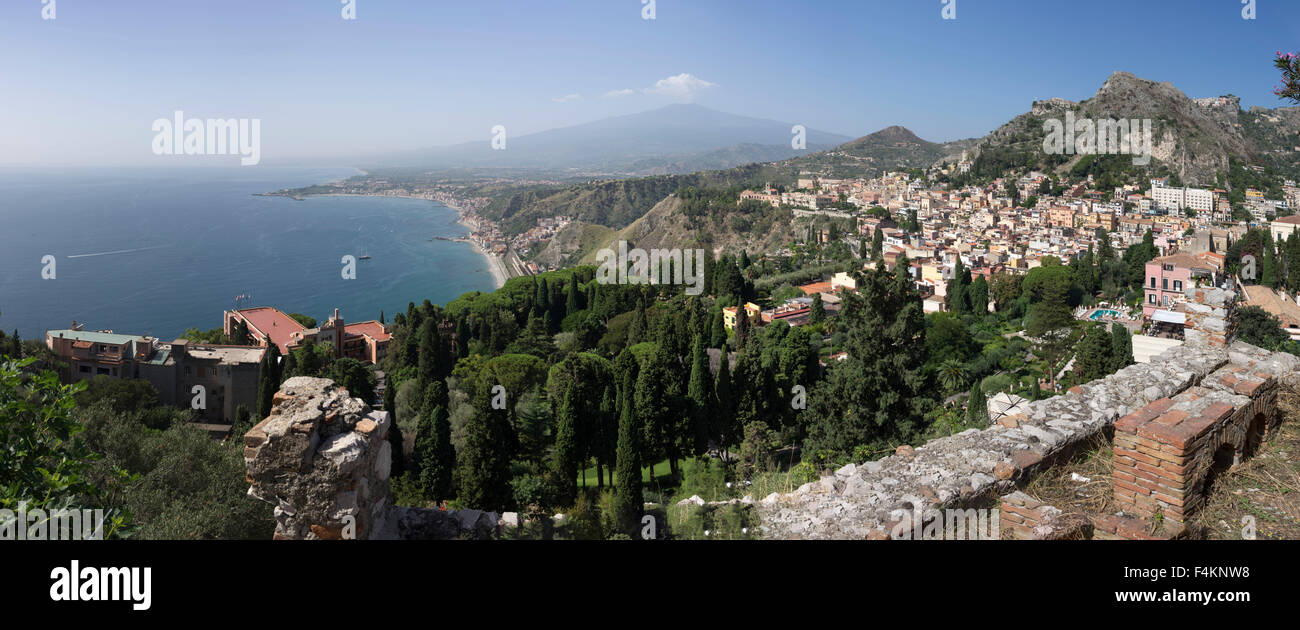 Vista panoramica di Taormina in Sicilia con il monte Etna in background e Giardini Naxos Foto Stock