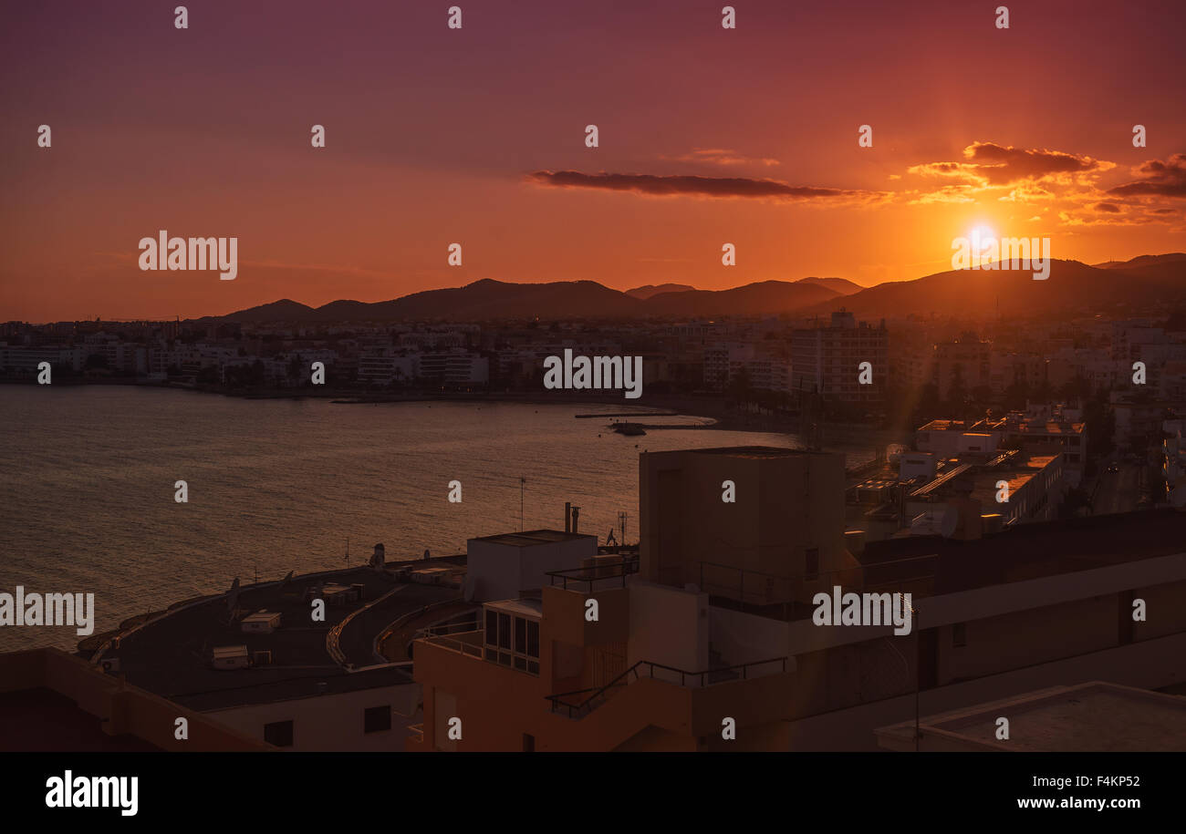 Tramonto sulla città di Ibiza Foto Stock