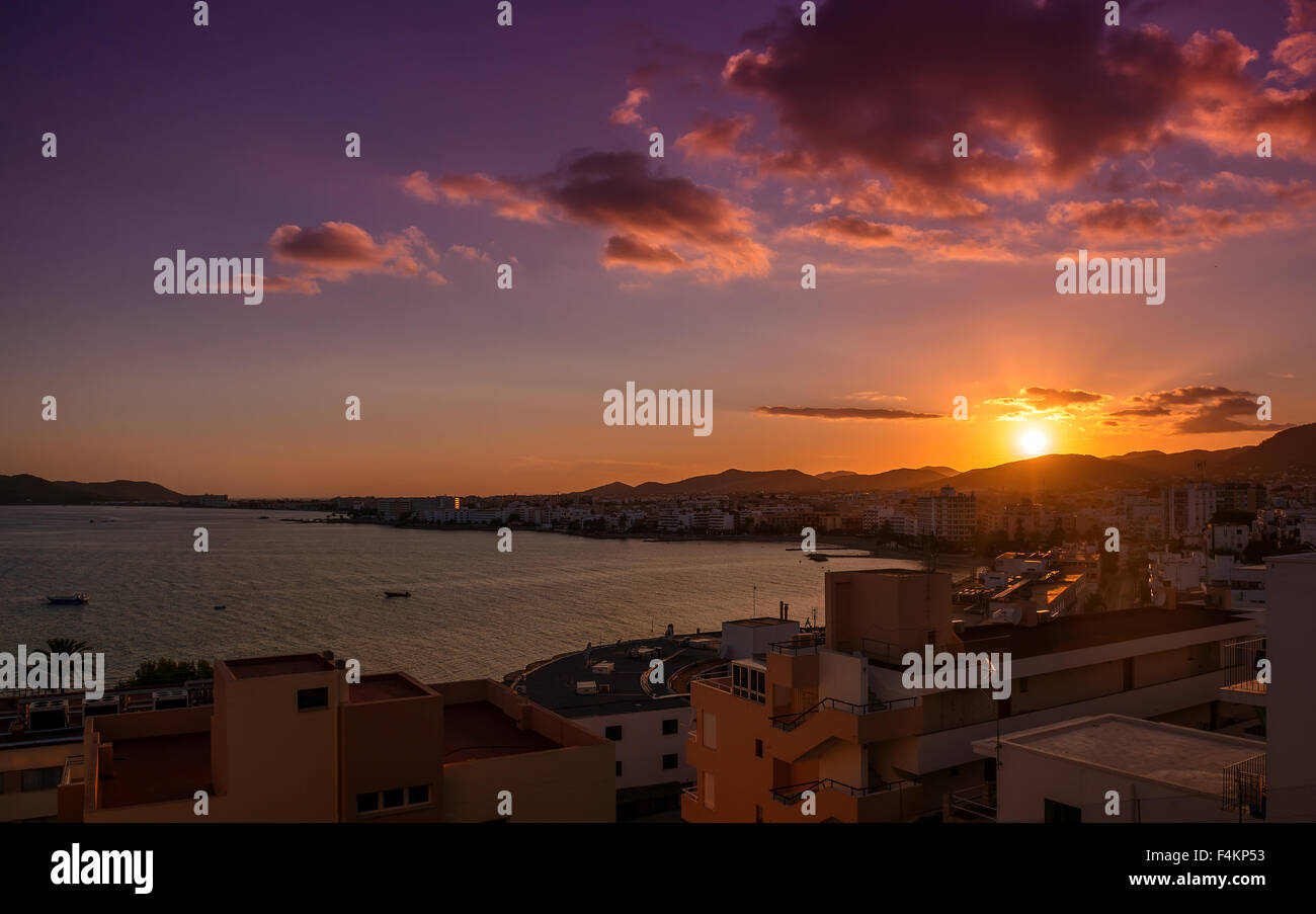 Tramonto sulla città di Ibiza Foto Stock