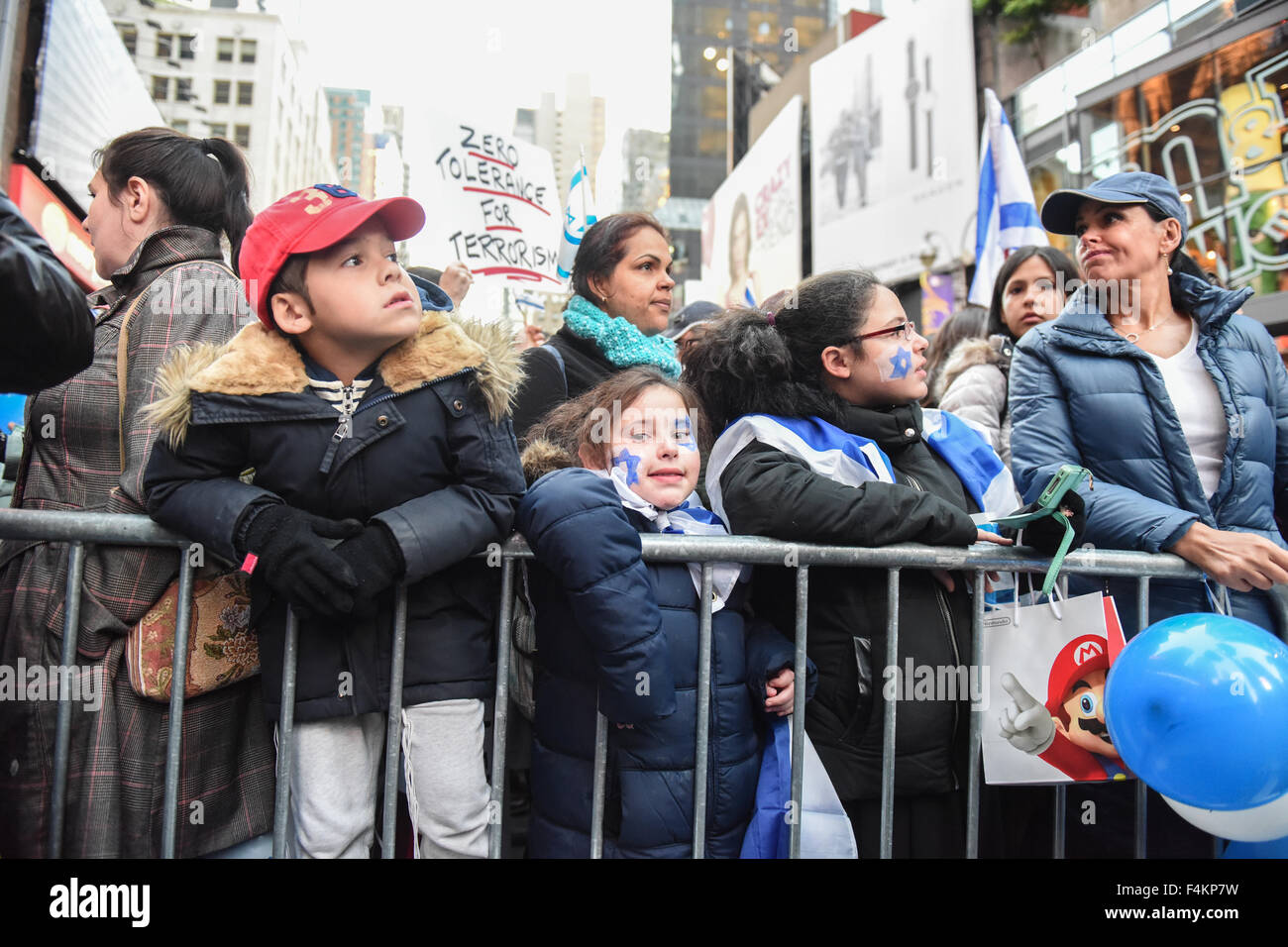 La città di New York, Stati Uniti. Xviii oct, 2015. I ragazzi di Israeliani a tema vernice faccia ascoltare discorsi e musica. Diverse centinaia di persone hanno ascoltato i discorsi e le canzoni durante una solidarietà con Israele nel rally di Times Square. © Andy Katz/Pacific Press/Alamy Live News Foto Stock