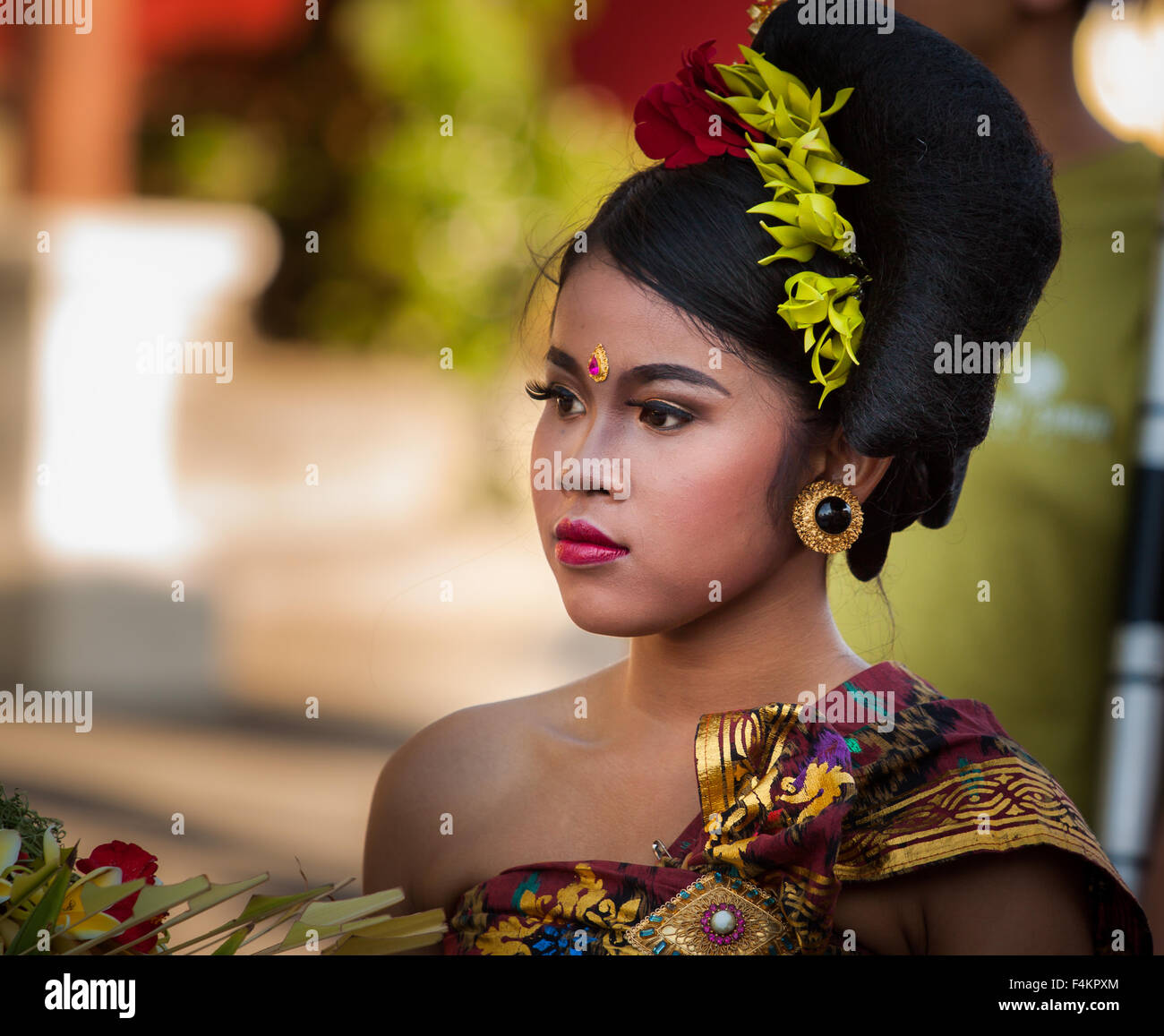 Giovane e bella donna Balinese in abito tradizionale Foto Stock