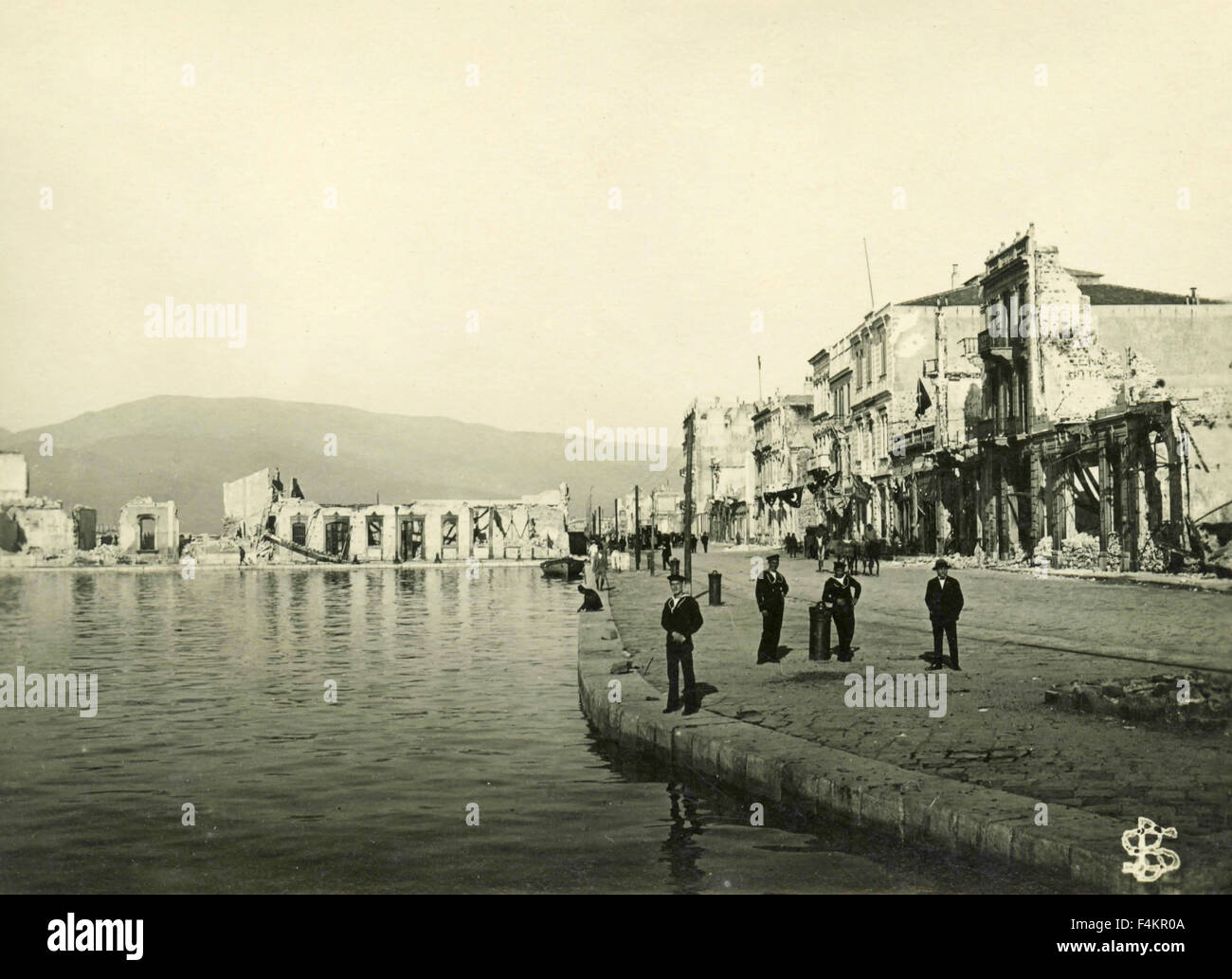 I resti del porto ha bombardato la notte del settembre 1922, Izmir, Turchia Foto Stock