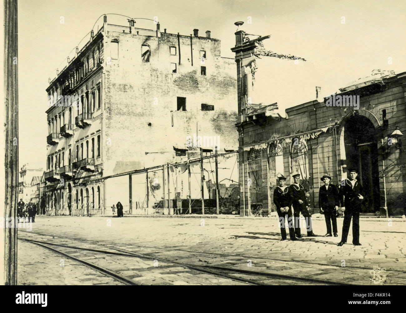 Il Grand Hotel Palace a fuoco ma ancora in piedi e la distrusse completamente il Grand Hotel Izmir, Izmir, Turchia Foto Stock