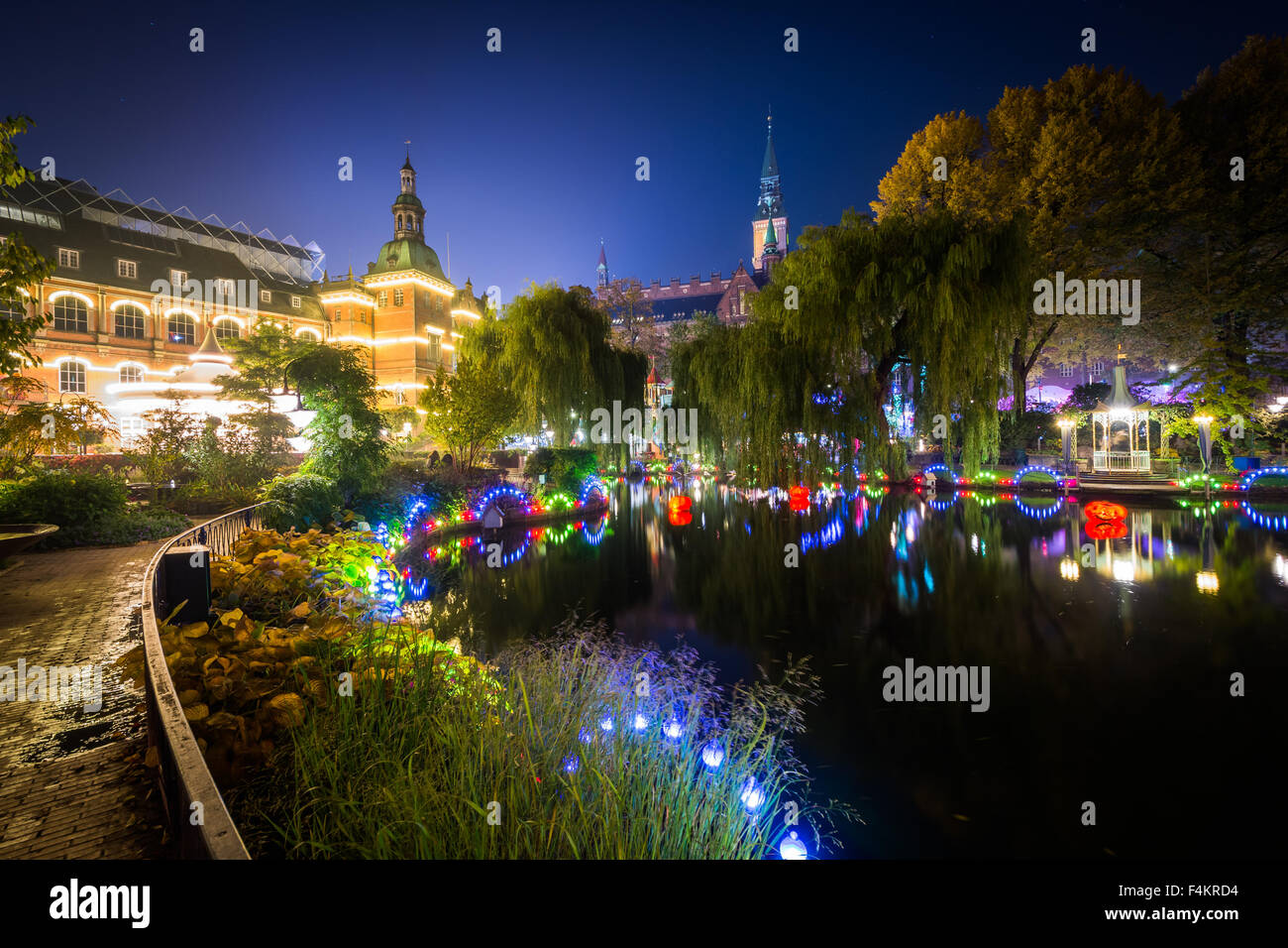 Il lago dei Giardini di Tivoli di notte, a Copenhagen, in Danimarca. Foto Stock