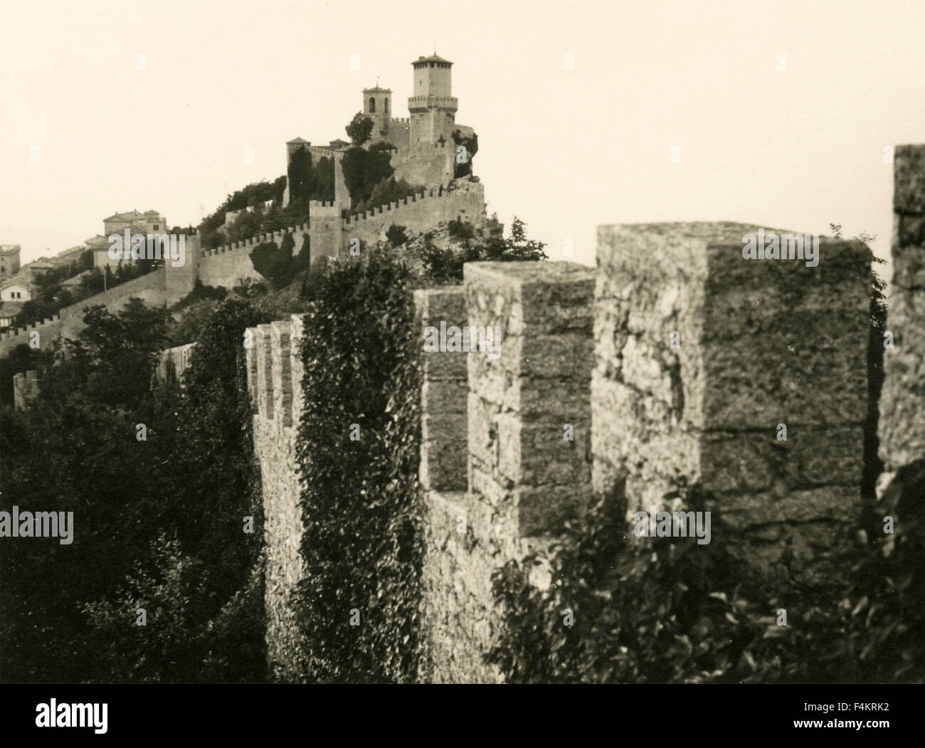Mura merlate e castello di San Marino, Italia Foto Stock
