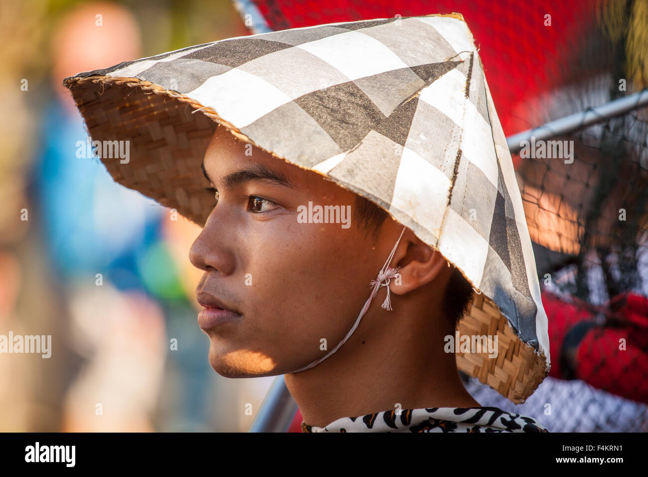 Uomo Balinese in abito tradizionale Foto Stock