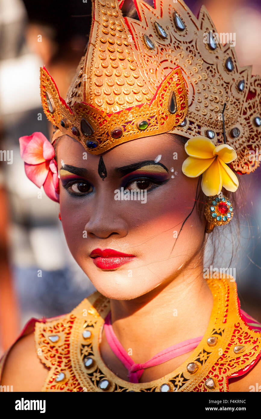 Giovane e bella donna Balinese in abito tradizionale Foto Stock