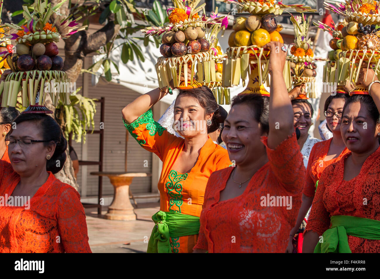 Gli abitanti di un villaggio Balinese che partecipano in Sanur Village Festival's street parade Foto Stock