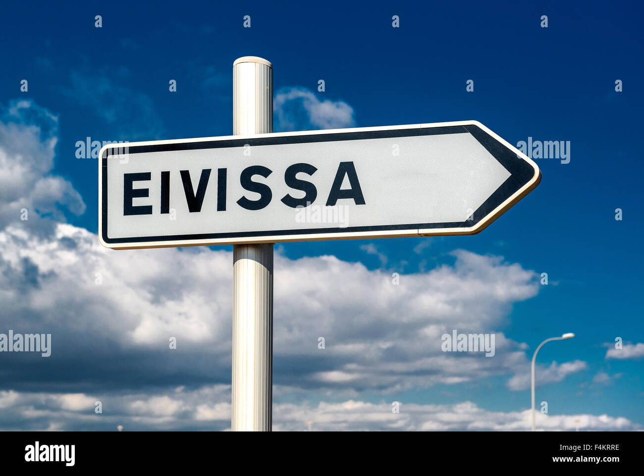Eivissa signpost su sfondo con cielo nuvoloso. Ibiza, Spagna Foto Stock