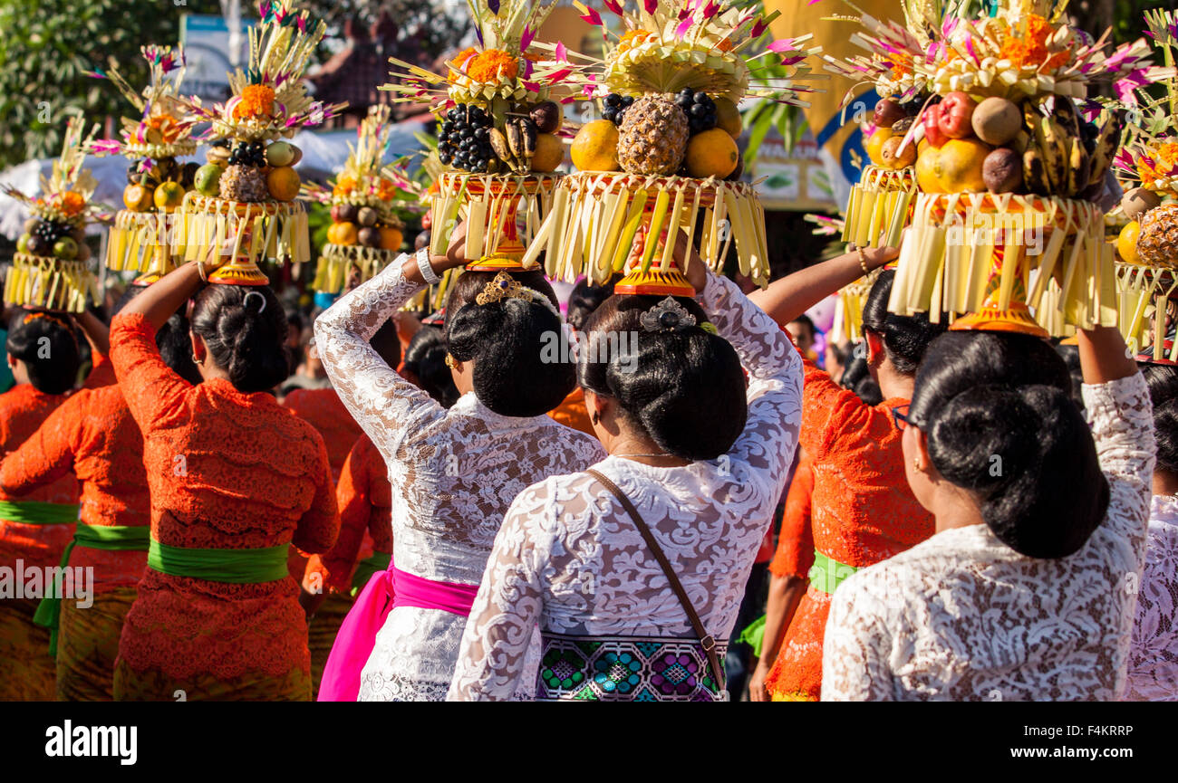 Gli abitanti di un villaggio Balinese che partecipano in Sanur Village Festival's street parade Foto Stock