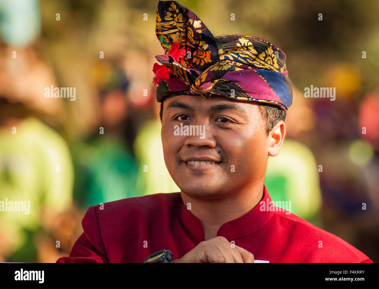 Uomo Balinese in abito tradizionale Foto Stock