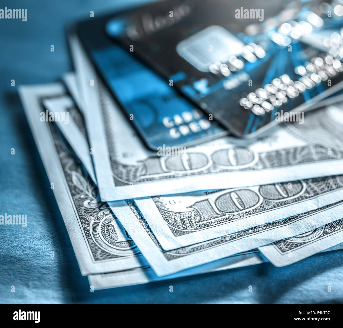 Carte di credito e banconote di dollari in primo piano Foto Stock