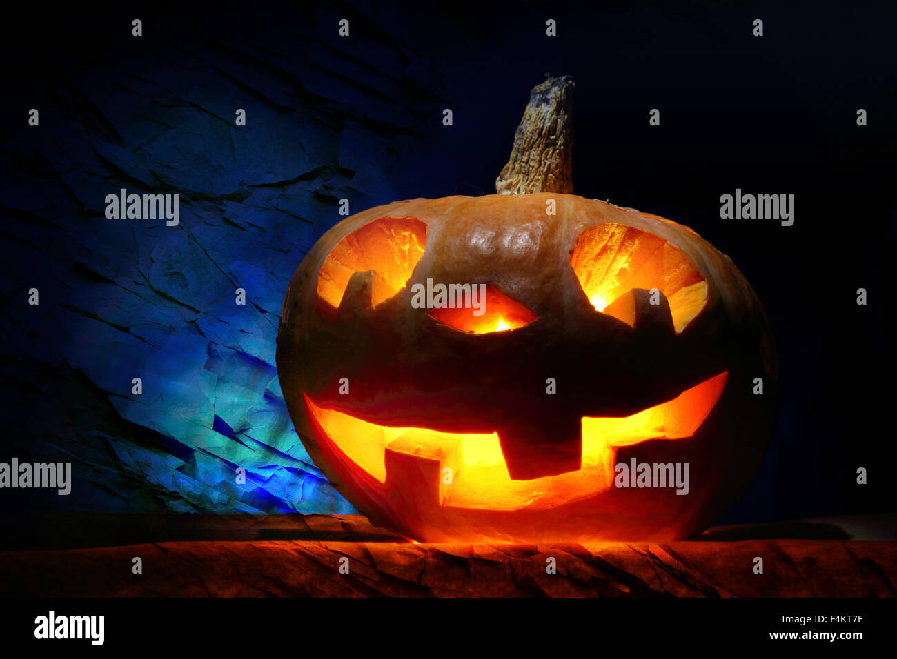 Divertenti Zucca di Halloween in luce blu in primo piano Foto Stock