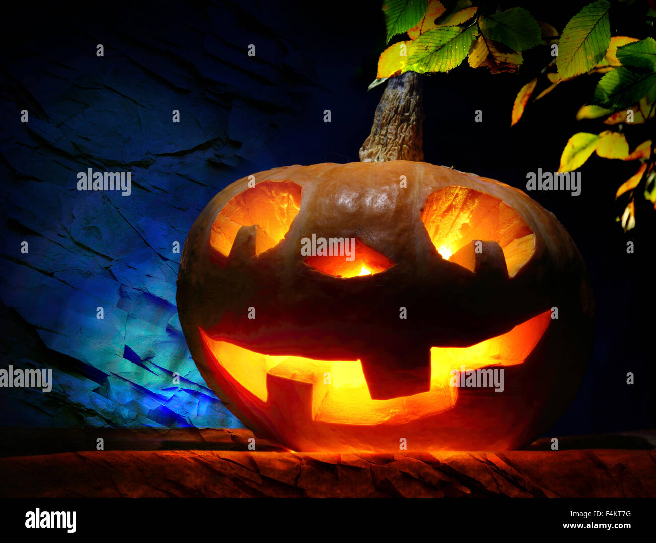 Divertenti Zucca di Halloween in luce blu in primo piano Foto Stock