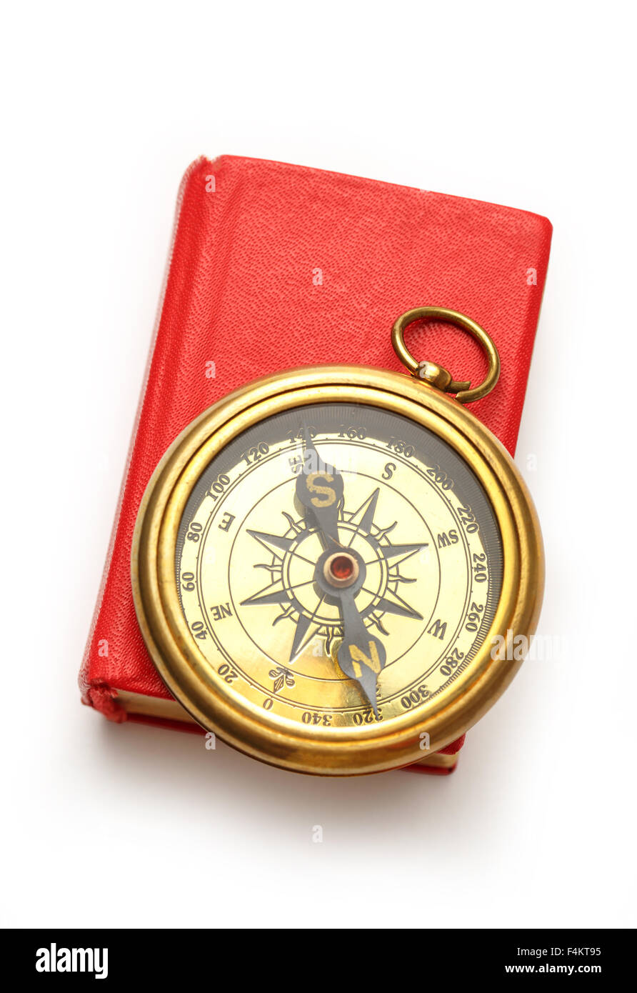 Rosso a libro chiuso con bussola retrò su di esso Foto Stock