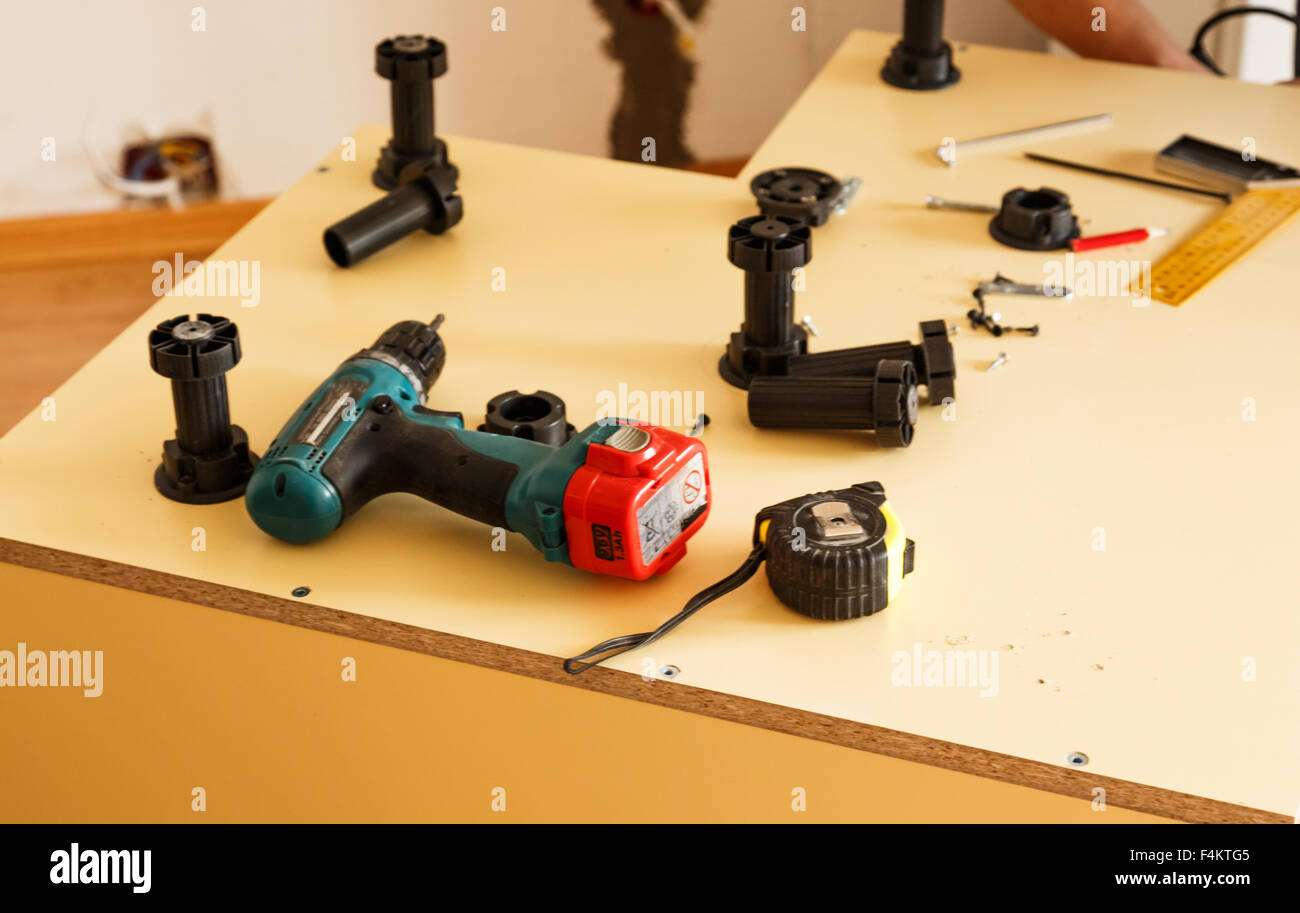 Fabbricazione di mobili all'interno di lavorare con il trapano Foto Stock