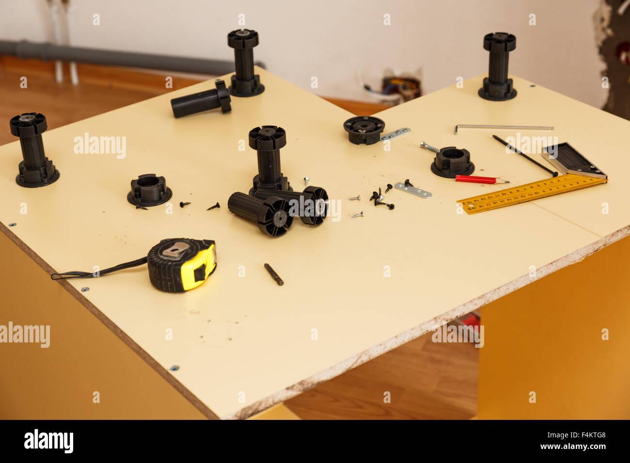 Fabbricazione di mobili all'interno di gambe di cucina Foto Stock
