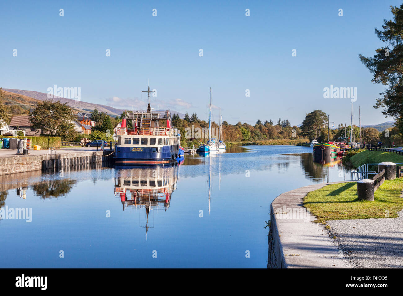 Barche nel bacino del canale nella parte superiore della Neptune's Staircase, Caledonian Canal, Great Glen, Highland, Scotland, Regno Unito Foto Stock