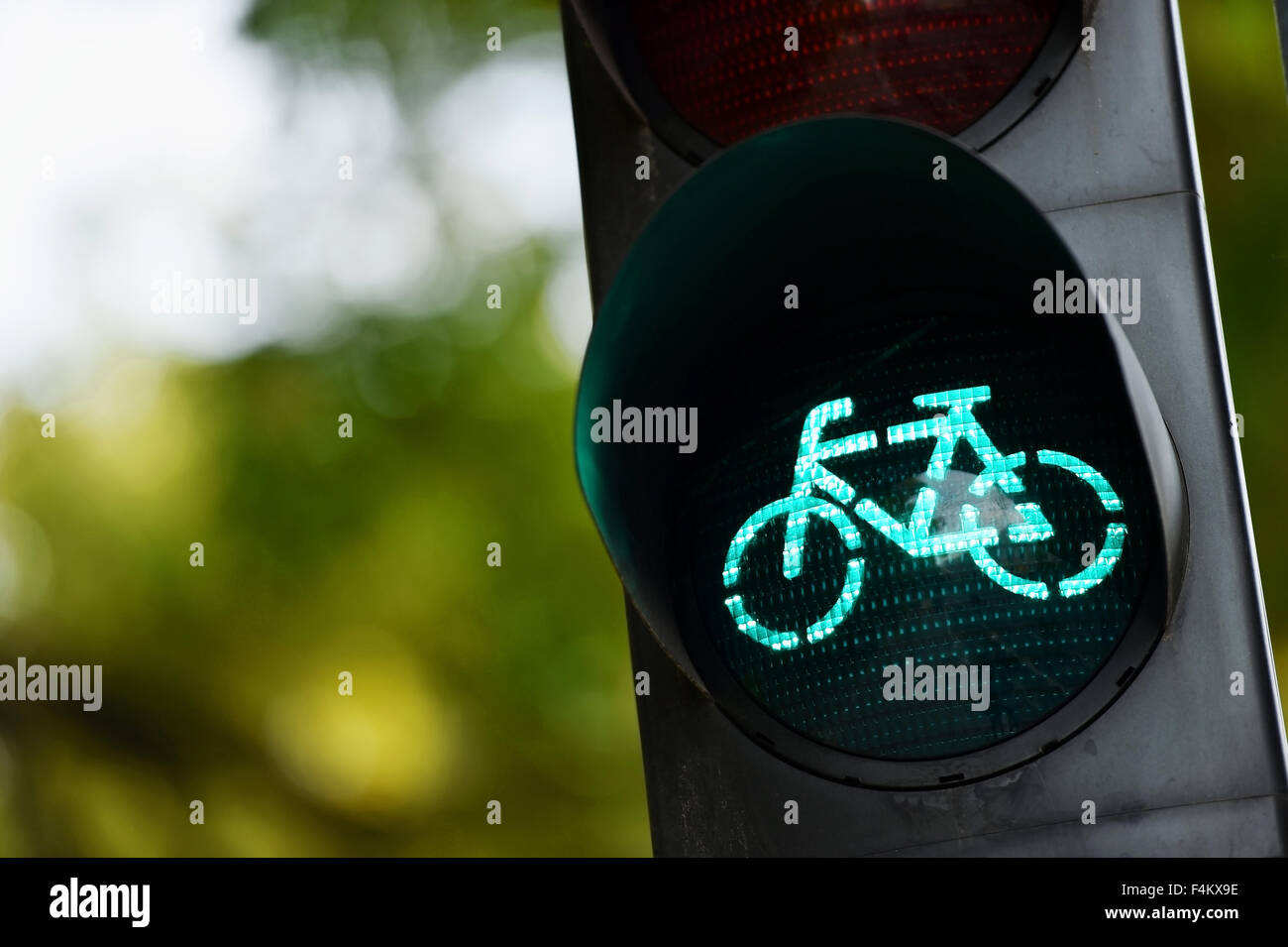 Dettaglio delle riprese con una bicicletta traffico commutato di luce di colore verde Foto Stock
