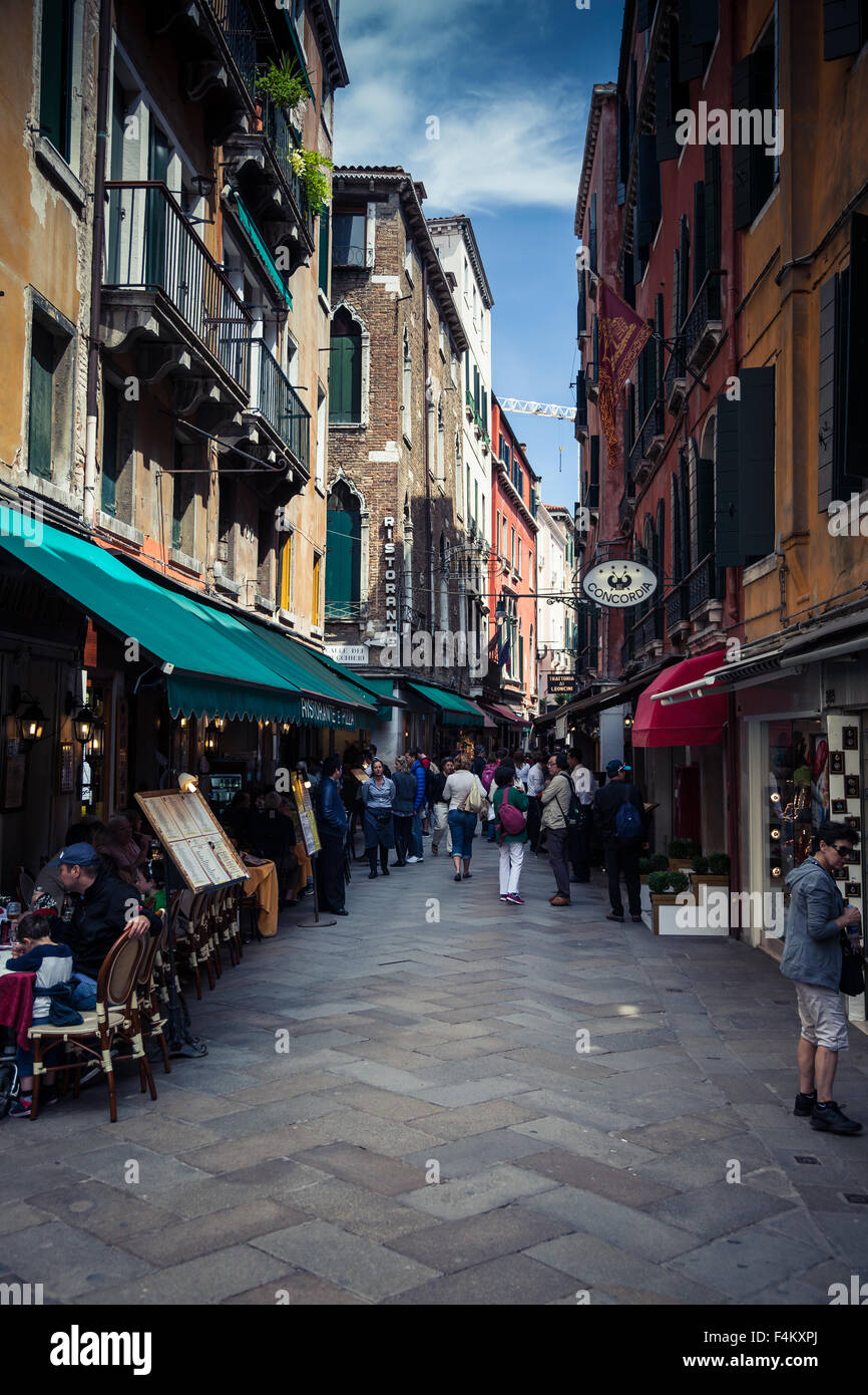 I turisti di passeggiare attraverso le strette vie di Venezia Foto Stock