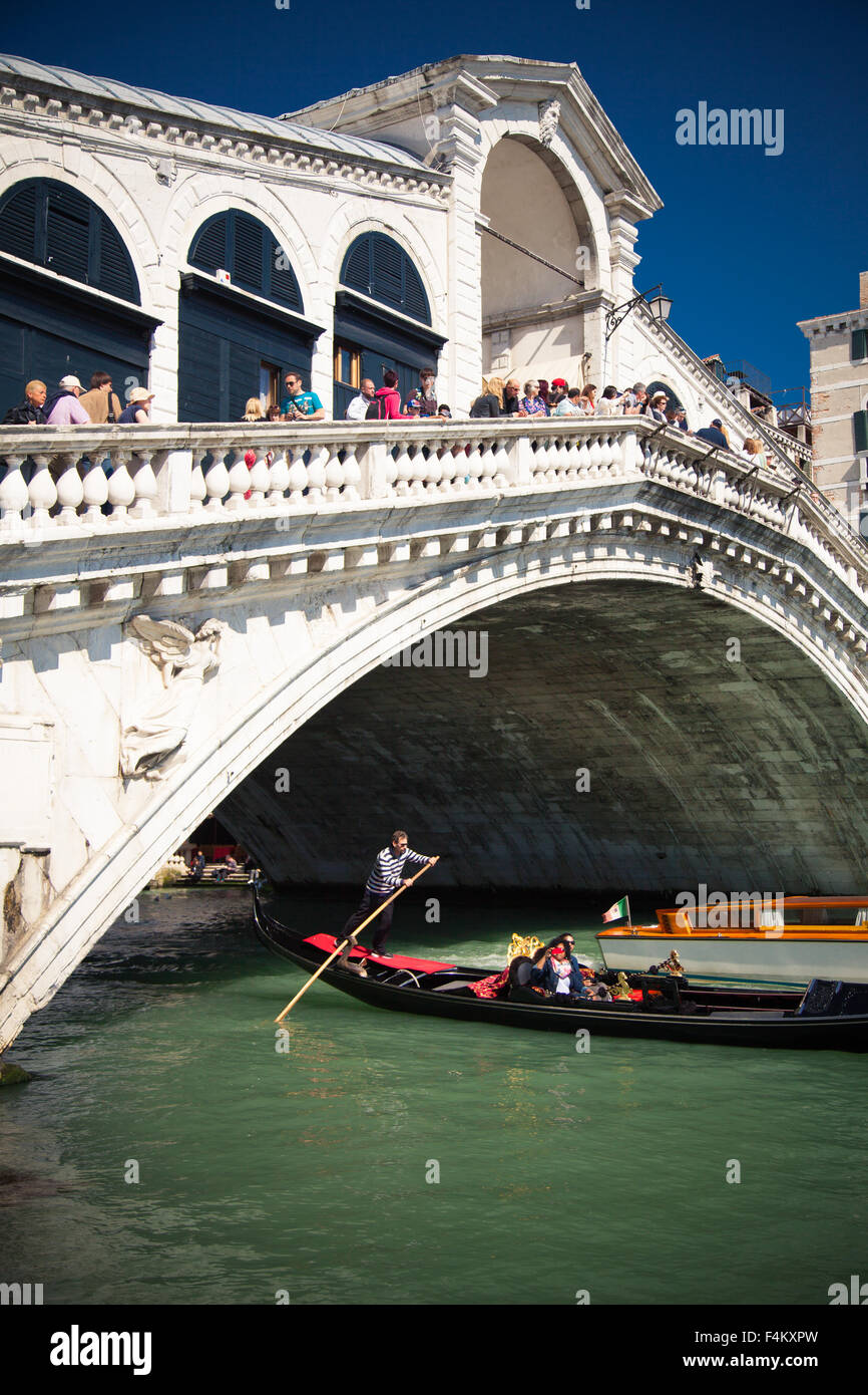 Celebre Ponte di Rialto di Venezia Foto Stock