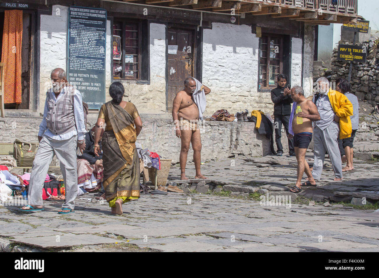 Pellegrini tenendo bagno a Muktinath, Nepal. Foto Stock