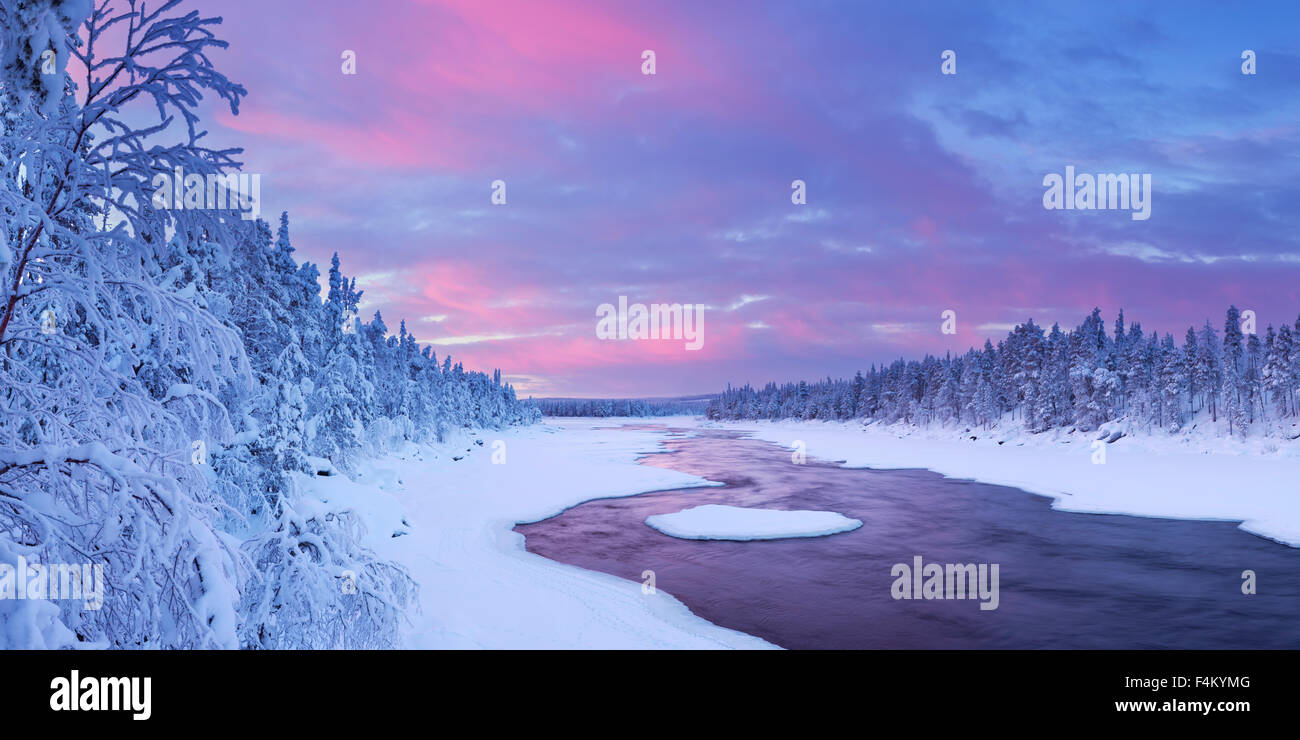 Un rapido in un fiume in un paesaggio invernale. Fotografato alla Äijäkoski rapide nel fiume Muonionjoki in Lapponia finlandese a su Foto Stock