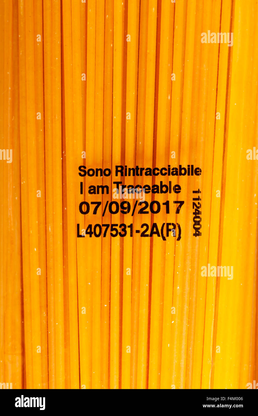 Una tracciabilità etichetta su un pacchetto di spaghetti. Foto Stock
