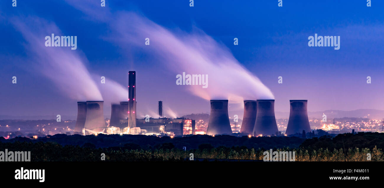 Il Cloud Maker. Fiddlers Ferry power station torri di raffreddamento a vapore notte di fumo Foto Stock