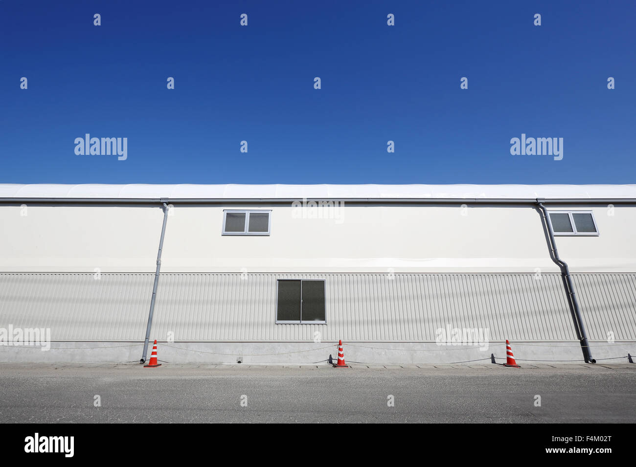 Magazzini industriali contro un cielo blu Foto Stock