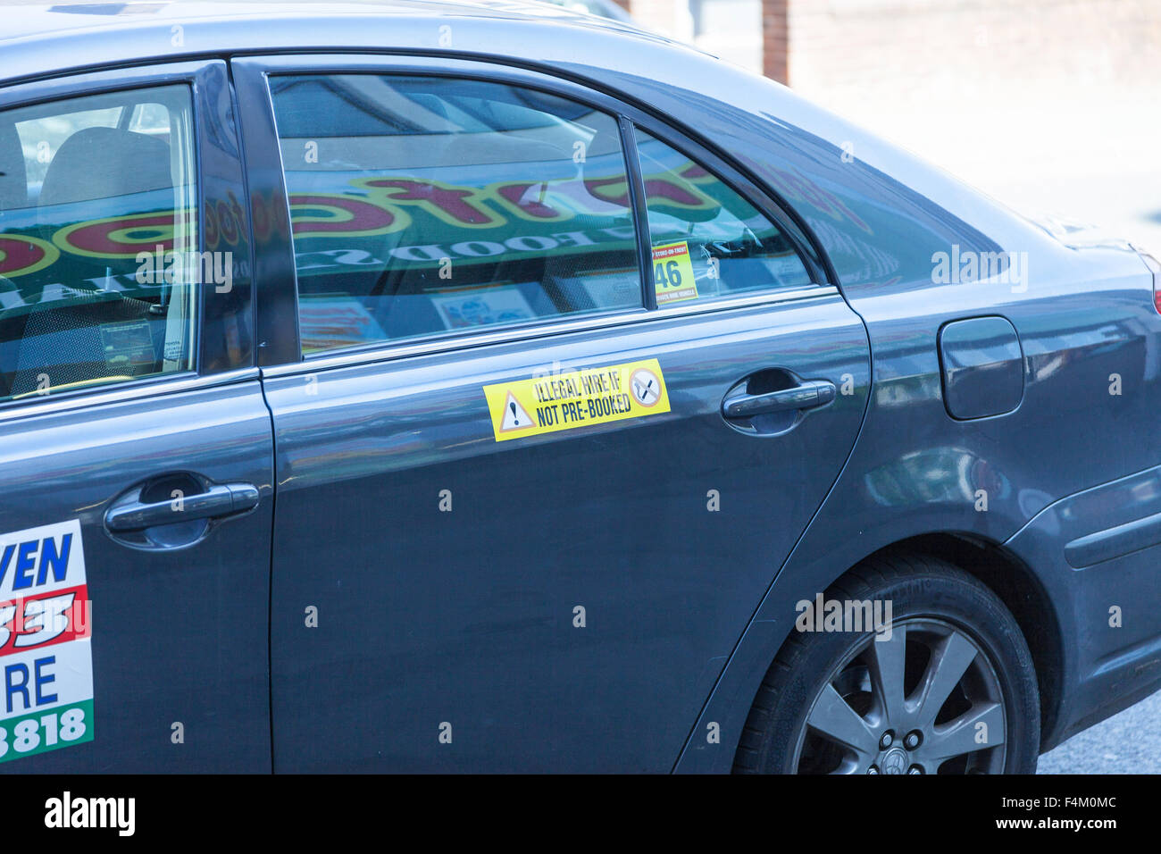 Un cartello sulla porta privata di un'auto a noleggio dicendo 'illegale se non preventivamente prenotato' Foto Stock