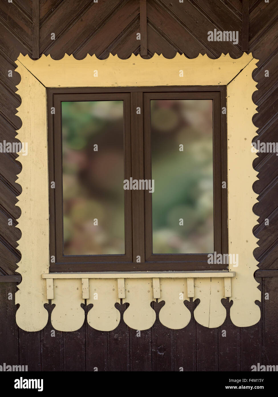 Rustico finestra in legno con elementi ornamentali framing Foto Stock