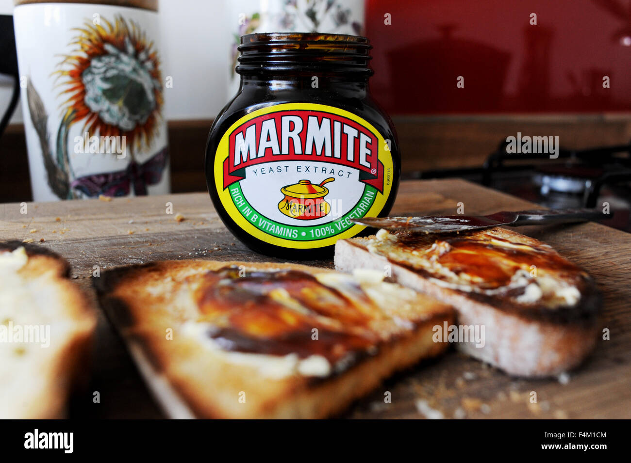 Marmite su toast lo amate o lo odiate famoso British diffusione fatta di estratto di lievito Foto Stock