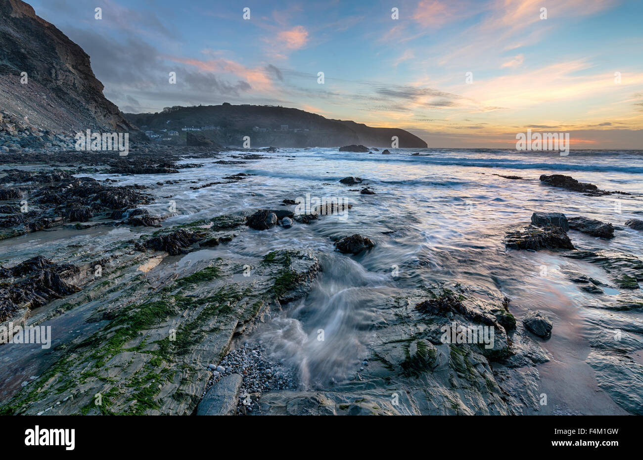 La spiaggia di Trevellas Coombe a Sant Agnese in Cornovaglia Foto Stock