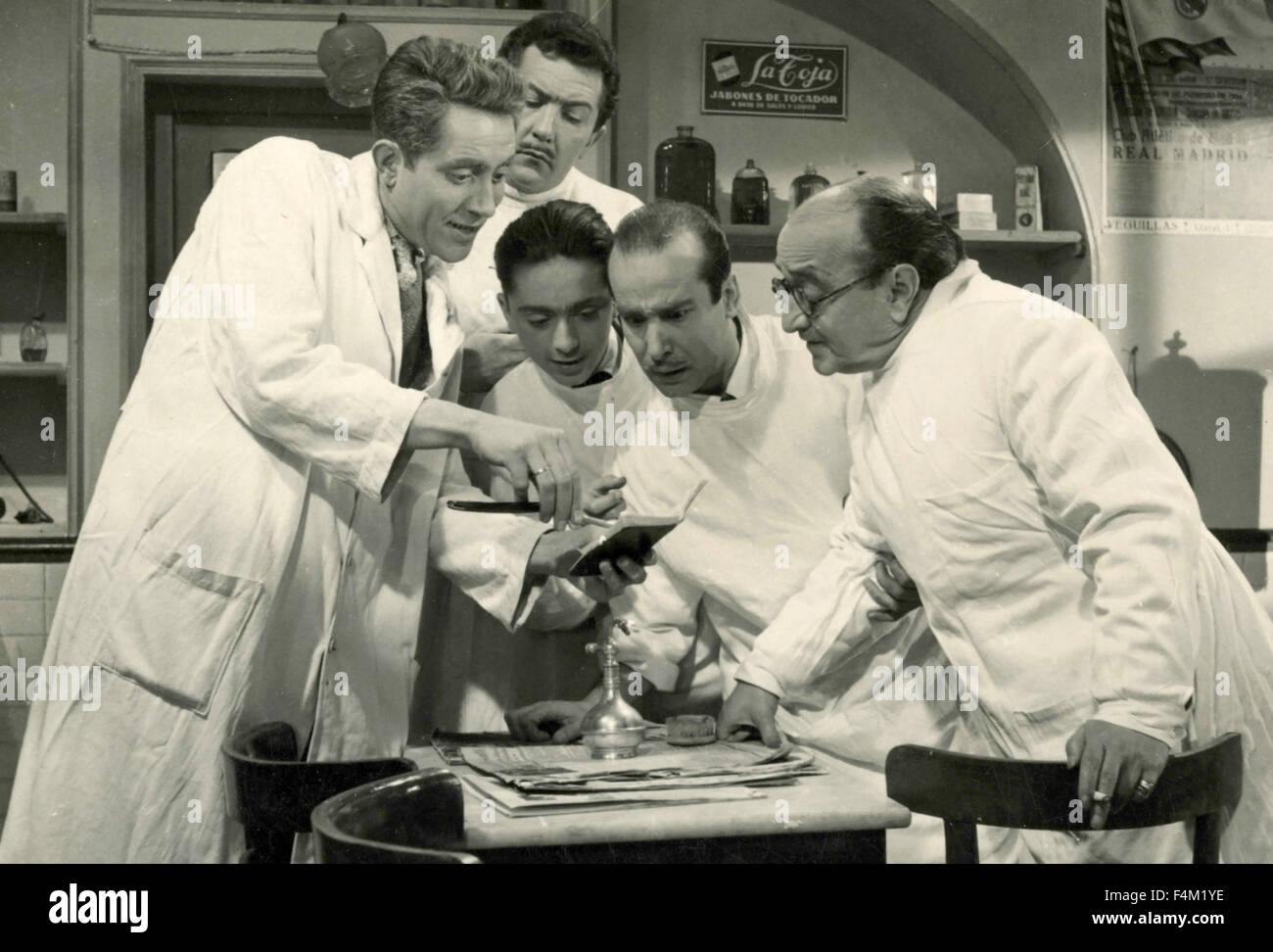 Gruppo di barbieri in camici, Italia Foto Stock