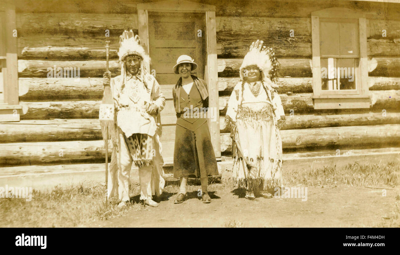 Paio di nativi indiani americani con i turisti, Canada Foto Stock
