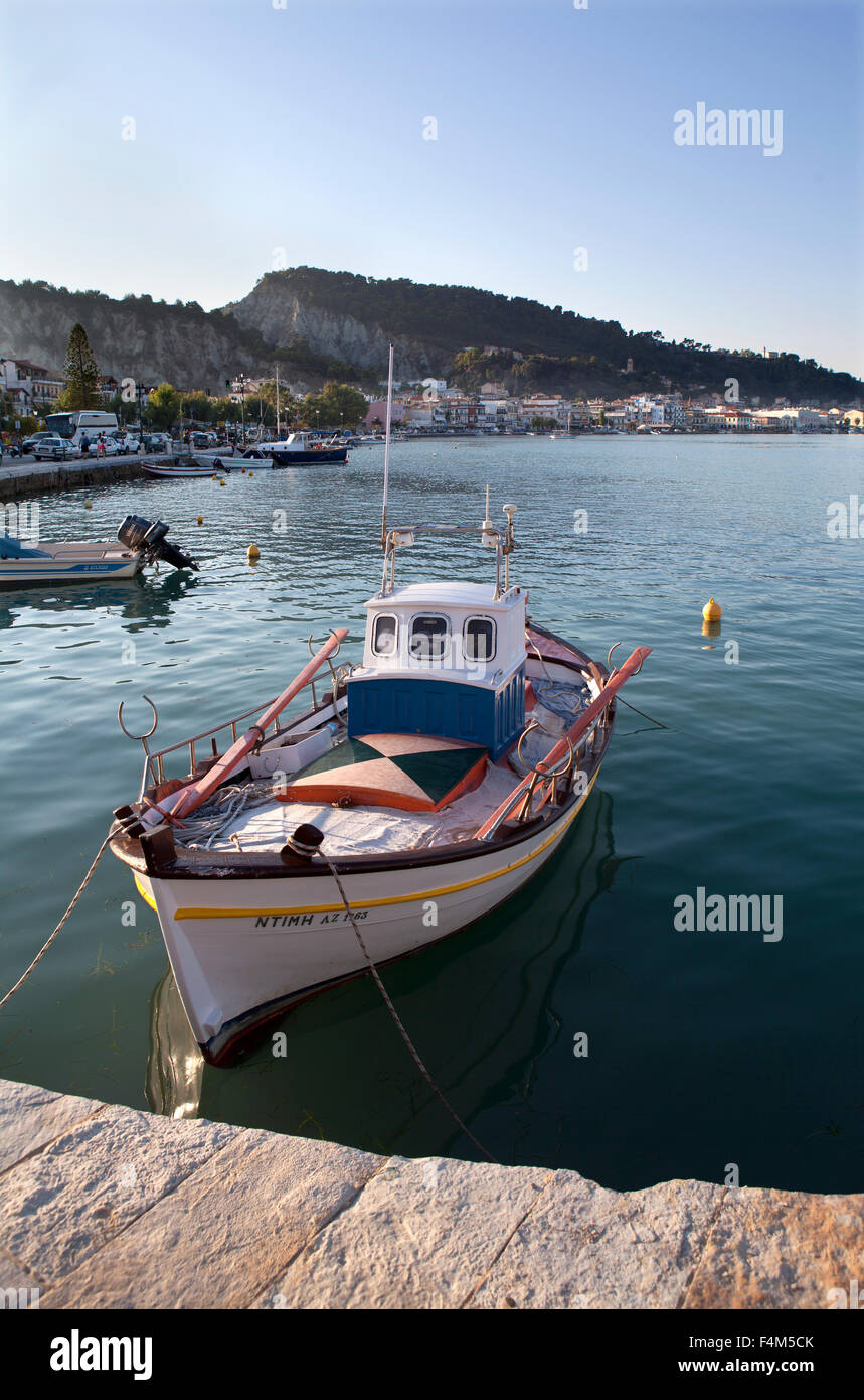 Una barca ormeggiata nel porto di Zante città sull'isola greca di Zacinto (Zante) Grecia. Foto Stock