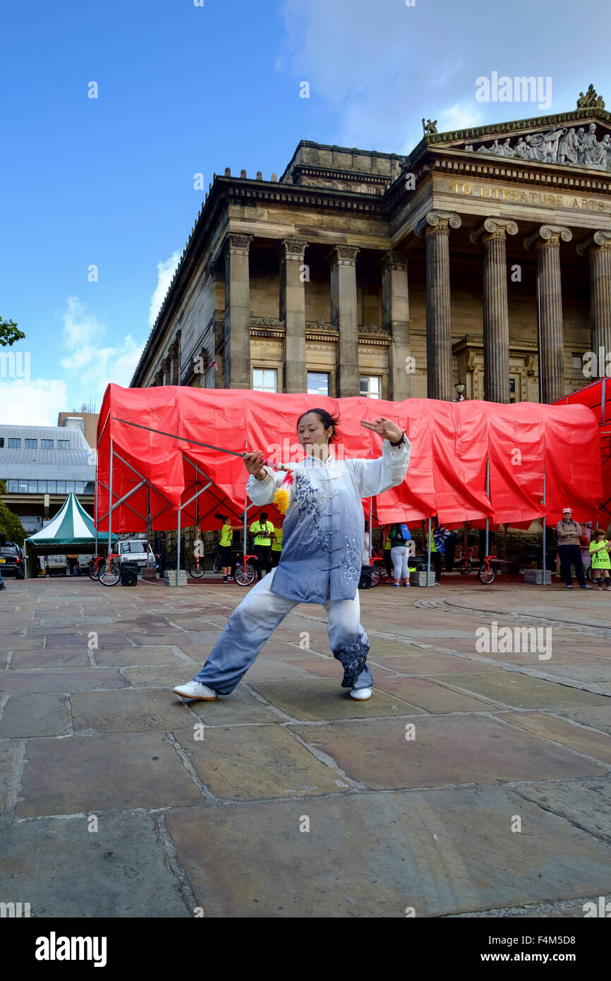 Eseguire la donna cinese tradizionale Tai Chi con la spada. Foto Stock
