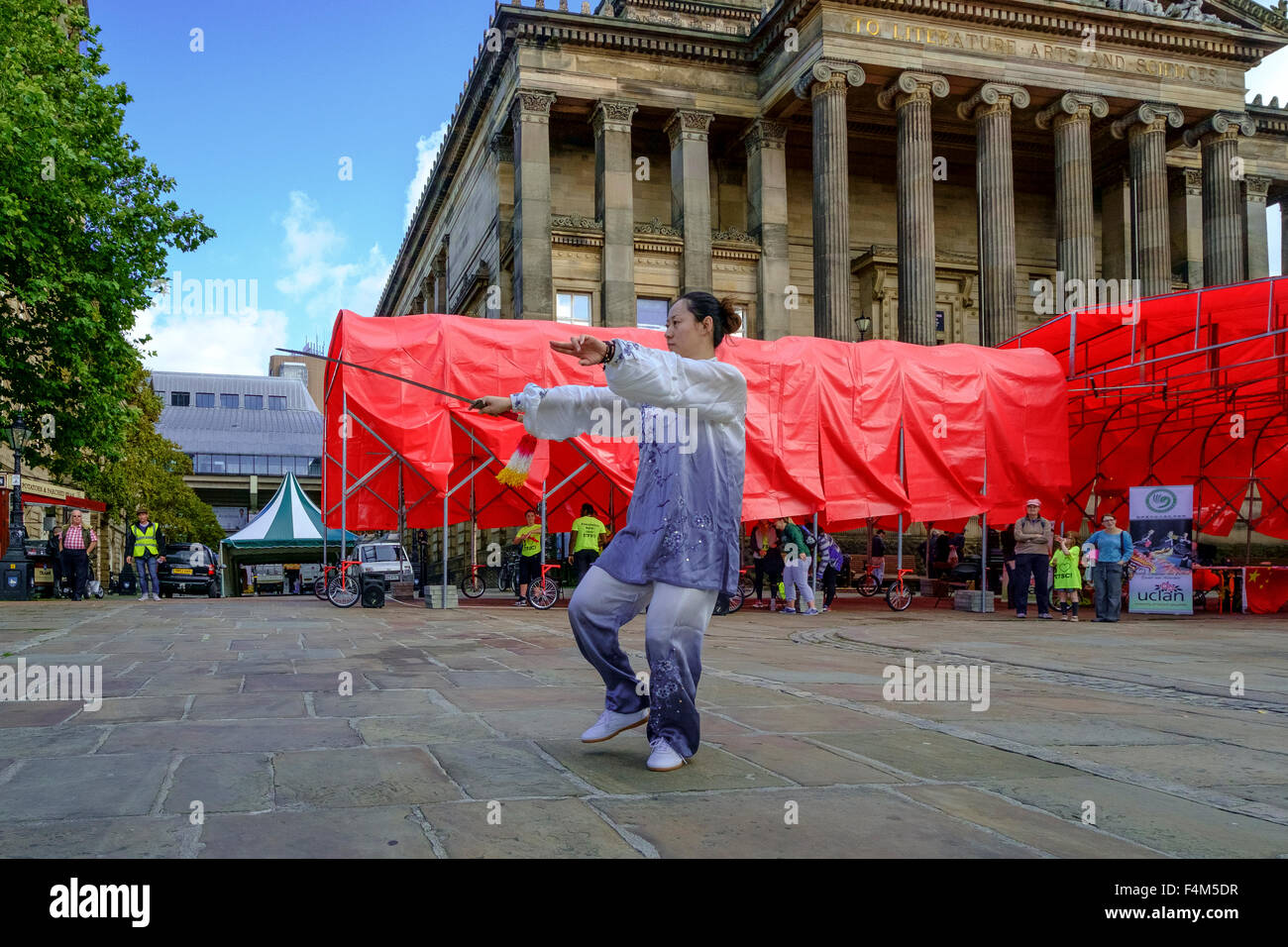 Donna di eseguire Cinese tradizionale Tai Chi con la spada. Foto Stock