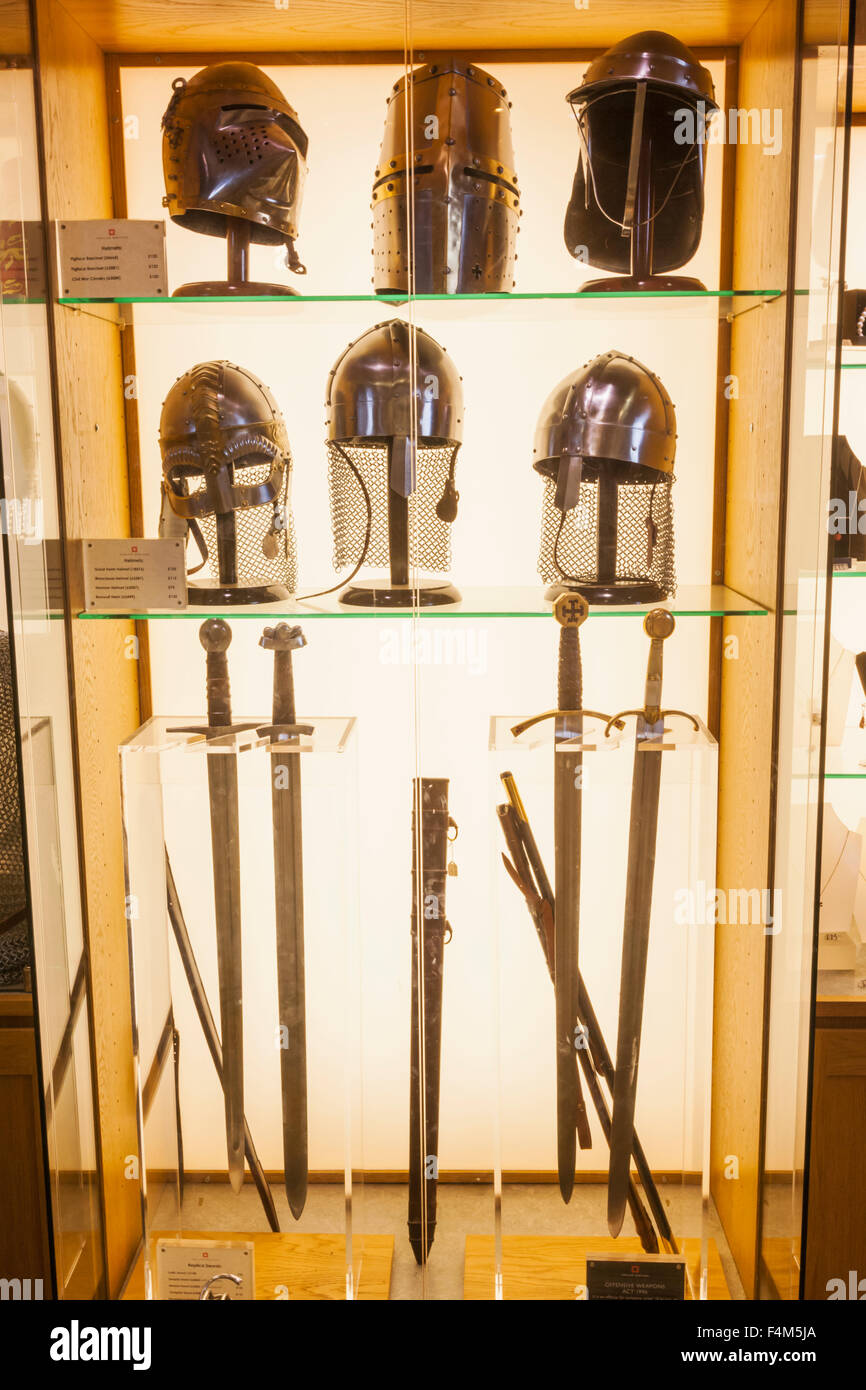 Inghilterra, East Sussex, battaglia, Abbazia di Battle, Souvenir Shop visualizzazione della replica di Souvenir armi medievali Foto Stock