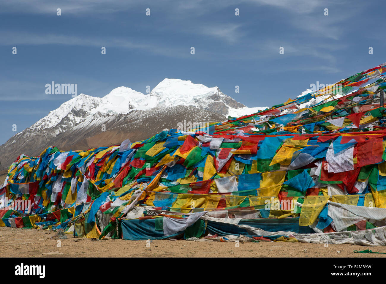 Bandiere di preghiera presso la montagna sacra Foto Stock