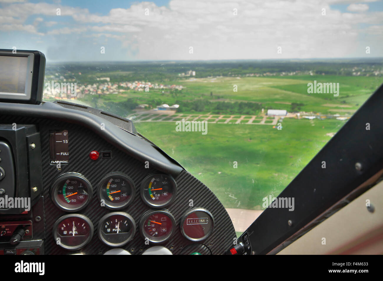 Piccolo aereo privato cockpit - vista l'aviosuperficie dal co-pilota del posto di guida Foto Stock