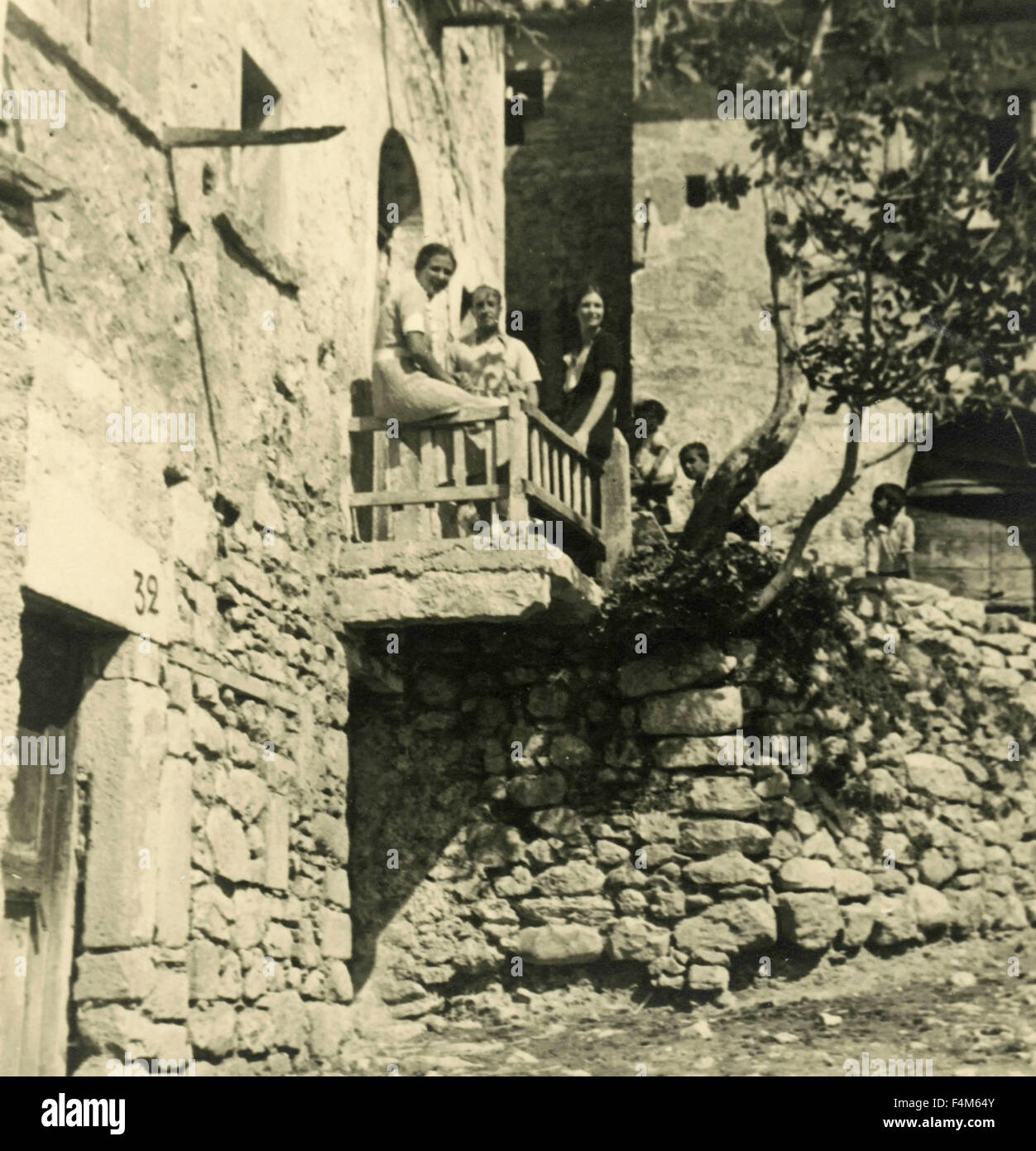 Gli abitanti di un villaggio dal balcone, Italia Foto Stock