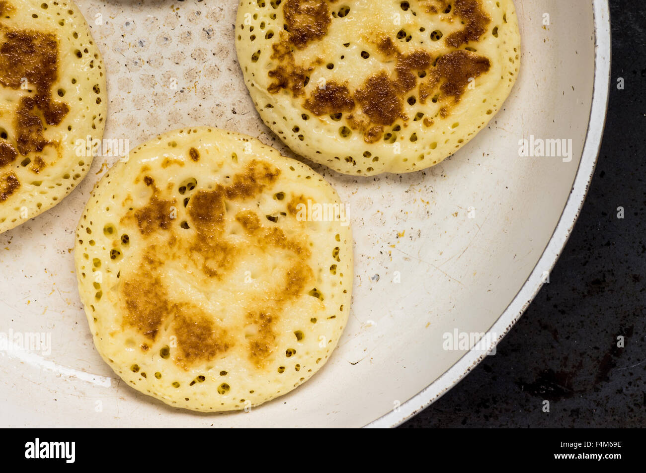 Frittelle di quattro pezzi in un tegame vista da sopra Foto Stock