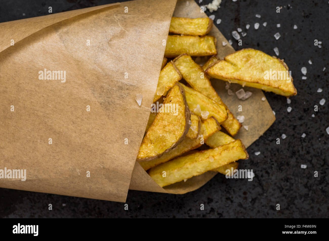 Gli imballaggi di carta con patatine fritte e sale Foto Stock
