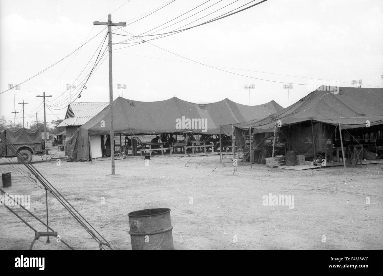Tende a una prima divisione di fanteria base camp nel 1965 durante la Guerra del Vietnam. Foto Stock