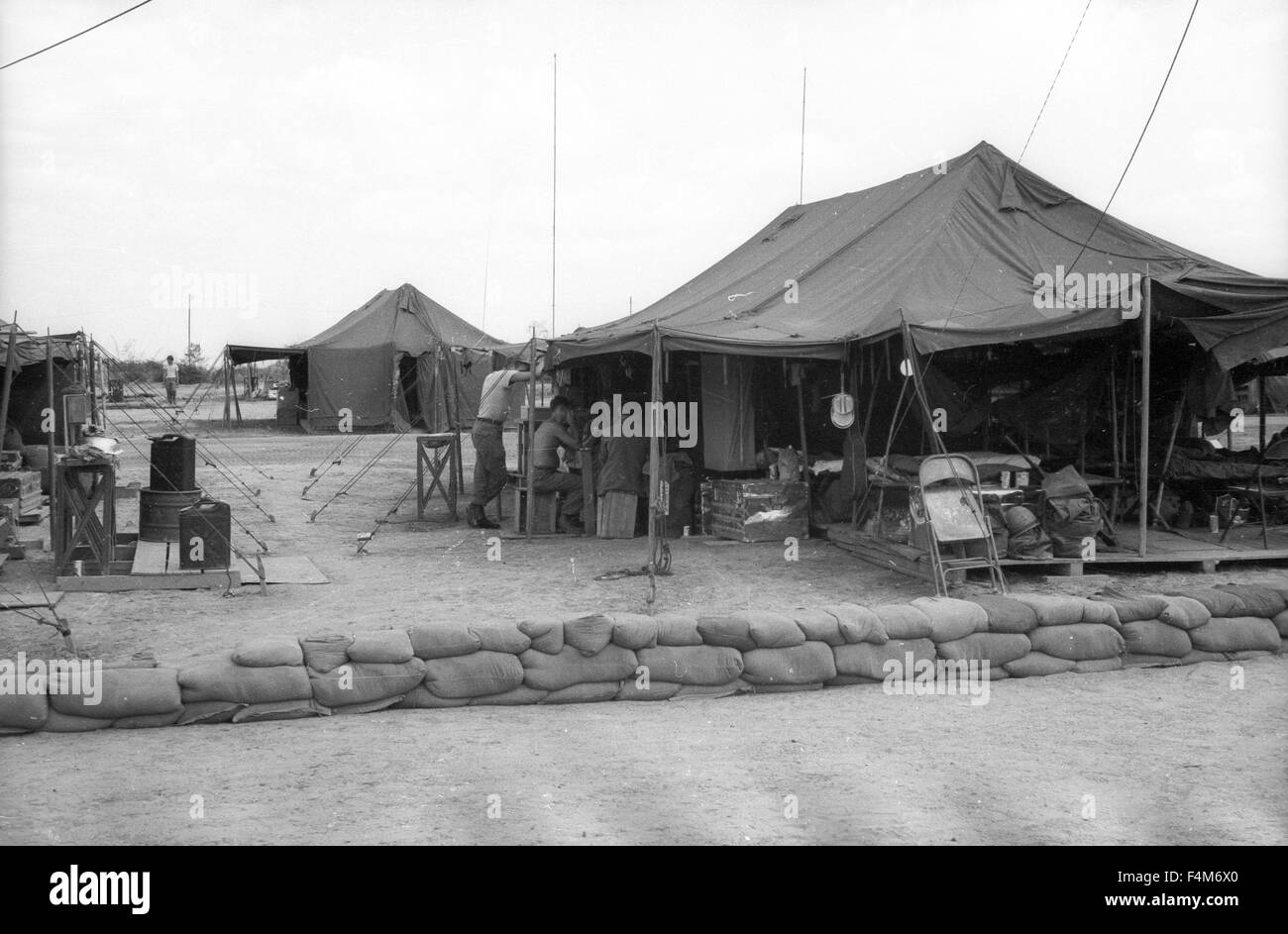 Sacchi di sabbia a tenda ad una prima divisione di fanteria base camp nel 1965 durante la Guerra del Vietnam. Foto Stock