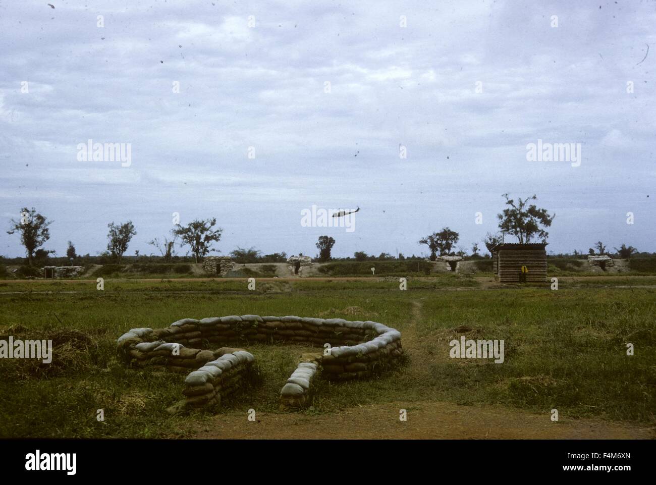 Sacchi di sabbia in formazione mentre vola in elicottero a distanza a una prima divisione di fanteria base camp nel 1965 durante la Guerra del Vietnam. Foto Stock